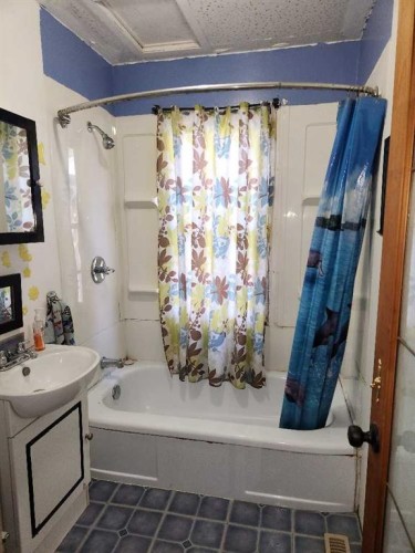 4913-57 Ave ., High Prairie, AB - Indoor Photo Showing Bathroom