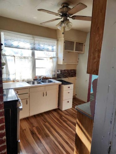 4913-57 Ave ., High Prairie, AB - Indoor Photo Showing Kitchen With Double Sink