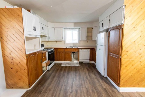 5702 44 Ave, Fort Vermilion, AB - Indoor Photo Showing Kitchen With Double Sink