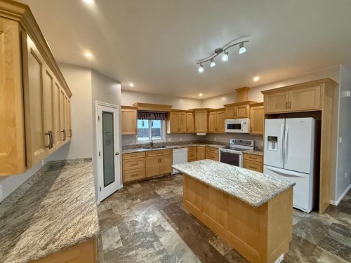 9005 Forest St, La Crete, AB - Indoor Photo Showing Kitchen With Double Sink