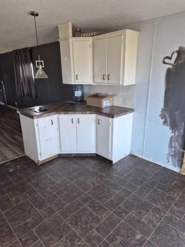 10107 99 Avenue, Bezanson, AB - Indoor Photo Showing Kitchen