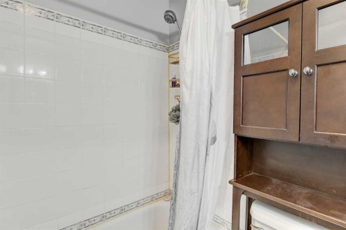 1209-7201 Poplar Drive, Grande Prairie, AB - Indoor Photo Showing Bathroom
