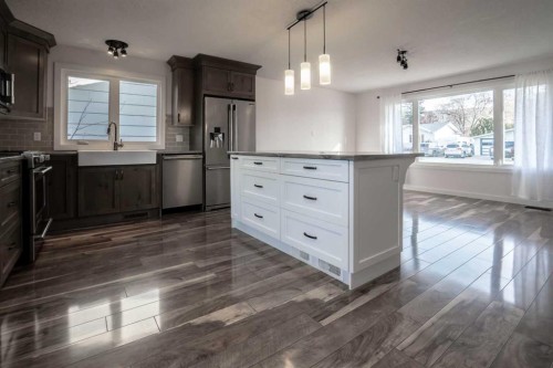 8126 95 St, Peace River, AB - Indoor Photo Showing Kitchen With Upgraded Kitchen