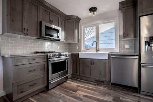 8126 95 St, Peace River, AB - Indoor Photo Showing Kitchen With Upgraded Kitchen