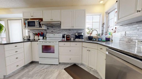 9105 109 Avenue, Grande Prairie, AB - Indoor Photo Showing Kitchen