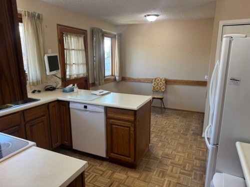 7305 96 Street, Peace River, AB - Indoor Photo Showing Kitchen