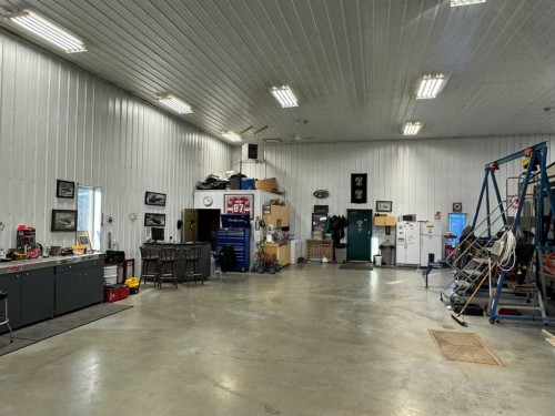 241023 Hwy 2, Rural Peace No. 135, M.D. Of, AB - Indoor Photo Showing Garage
