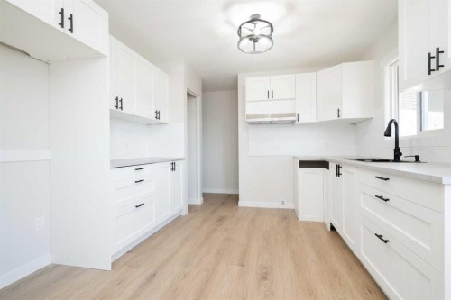 8001 Poplar Drive, Grande Prairie, AB - Indoor Photo Showing Kitchen