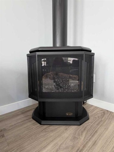 829 Cherry Street, Beaverlodge, AB - Indoor Photo Showing Other Room