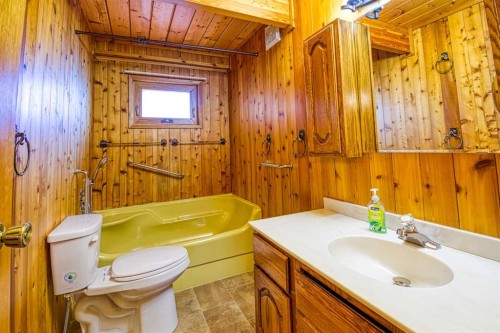 745 Cedar Street, Beaverlodge, AB - Indoor Photo Showing Bathroom