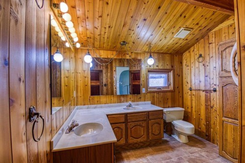 745 Cedar Street, Beaverlodge, AB - Indoor Photo Showing Bathroom