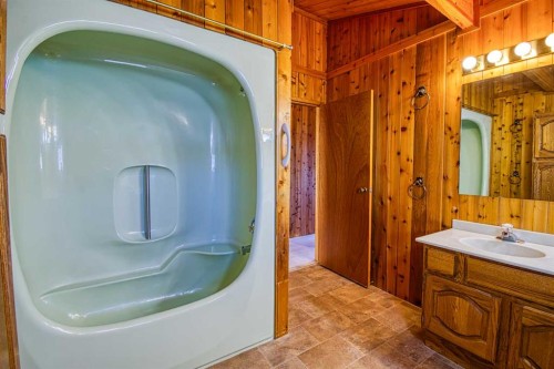 745 Cedar Street, Beaverlodge, AB - Indoor Photo Showing Bathroom