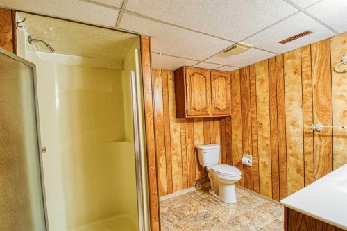745 Cedar Street, Beaverlodge, AB - Indoor Photo Showing Bathroom