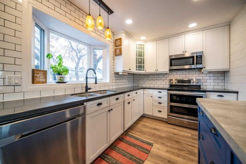 11822 96 Street, Grande Prairie, AB - Indoor Photo Showing Kitchen With Double Sink With Upgraded Kitchen