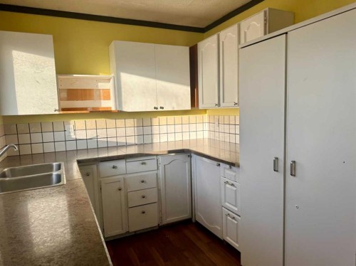 5004 35 Avenue, Valleyview, AB - Indoor Photo Showing Kitchen With Double Sink