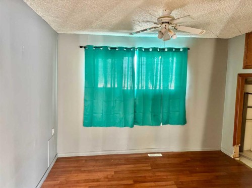 5104 Cote Ave, Donnelly, AB - Indoor Photo Showing Other Room