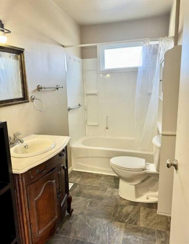 5104 Cote Ave, Donnelly, AB - Indoor Photo Showing Bathroom