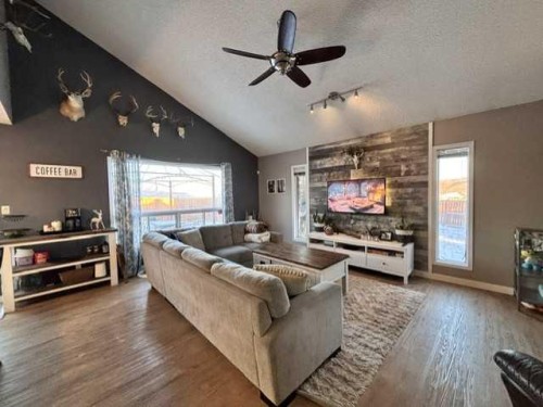 8210 104 Avenue, Peace River, AB - Indoor Photo Showing Living Room