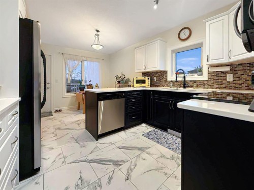 16-131 Moberly Road, Grande Cache, AB - Indoor Photo Showing Kitchen With Upgraded Kitchen