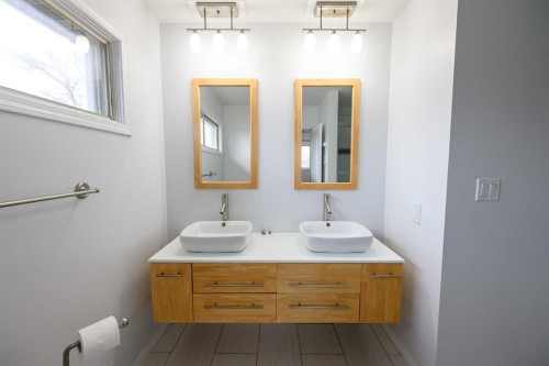 9938 87 Avenue, Grande Prairie, AB - Indoor Photo Showing Bathroom