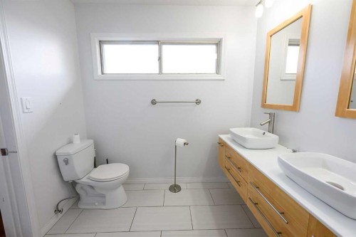 9938 87 Avenue, Grande Prairie, AB - Indoor Photo Showing Bathroom
