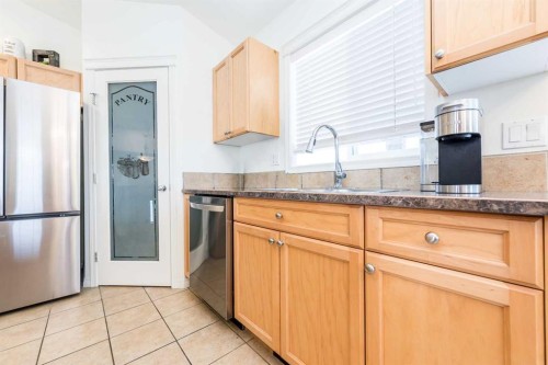 8905 Lakeland Drive, Grande Prairie, AB - Indoor Photo Showing Kitchen