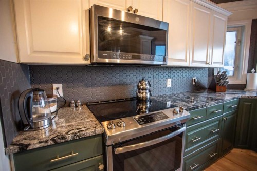 4 Black Spruce Drive, High Level, AB - Indoor Photo Showing Kitchen With Upgraded Kitchen