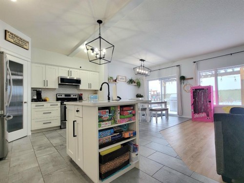 10242 85A Street, Grande Prairie, AB - Indoor Photo Showing Kitchen