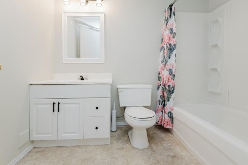B-9700 95 Avenue, Sexsmith, AB - Indoor Photo Showing Bathroom