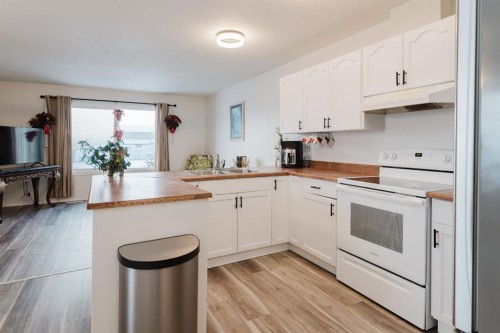B-9700 95 Avenue, Sexsmith, AB - Indoor Photo Showing Kitchen