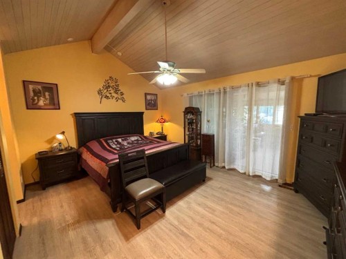 9602 71 Avenue, Peace River, AB - Indoor Photo Showing Bedroom