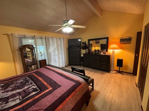 9602 71 Avenue, Peace River, AB - Indoor Photo Showing Bedroom