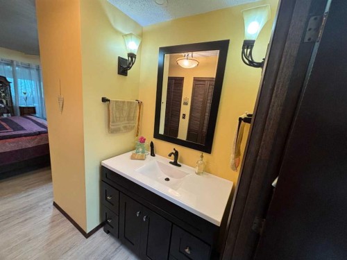 9602 71 Avenue, Peace River, AB - Indoor Photo Showing Bathroom