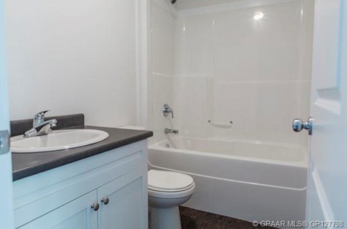 9523 113 Avenue, Clairmont, AB - Indoor Photo Showing Bathroom