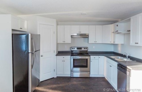 9523 113 Avenue, Clairmont, AB - Indoor Photo Showing Kitchen With Double Sink