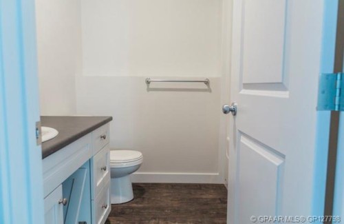 9523 113 Avenue, Clairmont, AB - Indoor Photo Showing Bathroom