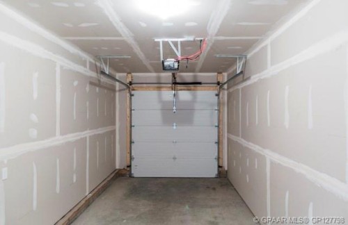 9523 113 Avenue, Clairmont, AB - Indoor Photo Showing Garage