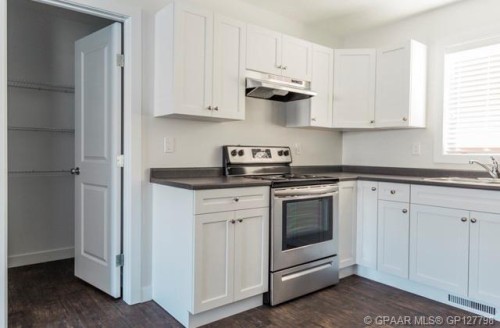 9523 113 Avenue, Clairmont, AB - Indoor Photo Showing Kitchen