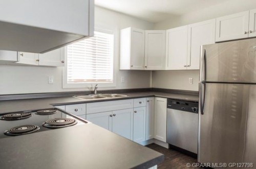 9523 113 Avenue, Clairmont, AB - Indoor Photo Showing Kitchen With Double Sink
