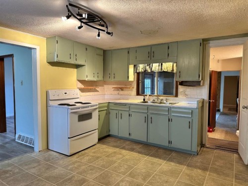 9514 104 Avenue, Grande Prairie, AB - Indoor Photo Showing Kitchen With Double Sink