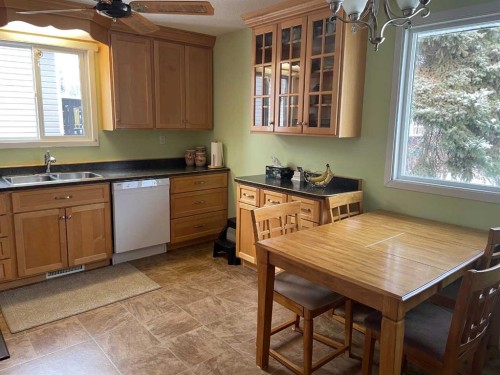11500 105 Avenue, Fairview, AB - Indoor Photo Showing Kitchen With Double Sink