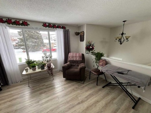 8310 95 Street, Peace River, AB - Indoor Photo Showing Living Room