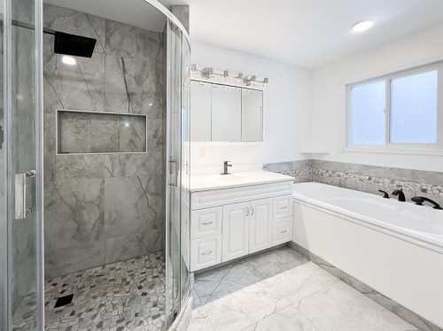 9423 125 Avenue, Grande Prairie, AB - Indoor Photo Showing Bathroom