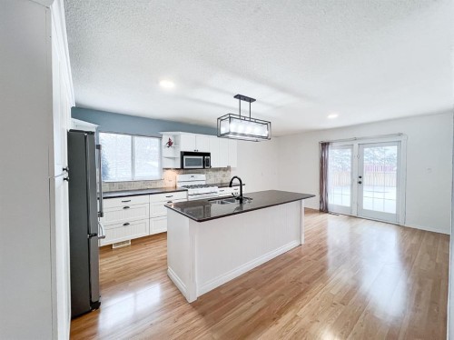 9423 125 Avenue, Grande Prairie, AB - Indoor Photo Showing Kitchen
