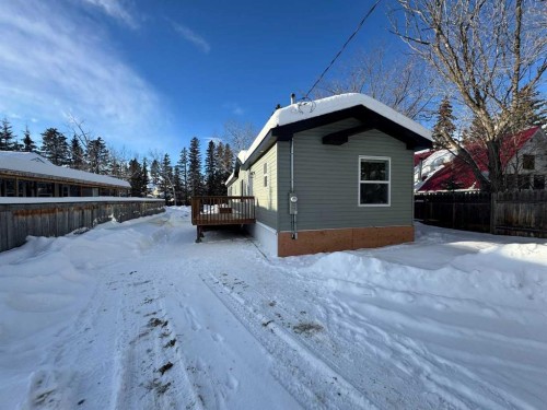 816 5Th Avenue, Beaverlodge, AB - Outdoor