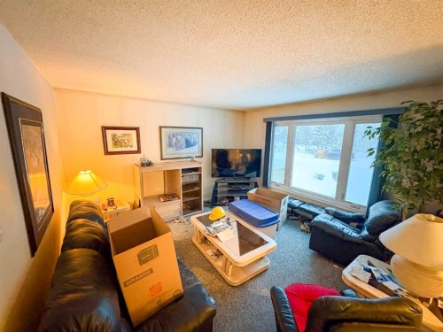 9245 112A Avenue, Grande Prairie, AB - Indoor Photo Showing Living Room
