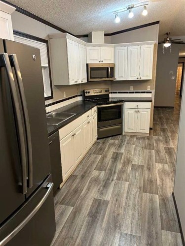 19 4 Street West, Faust, AB - Indoor Photo Showing Kitchen