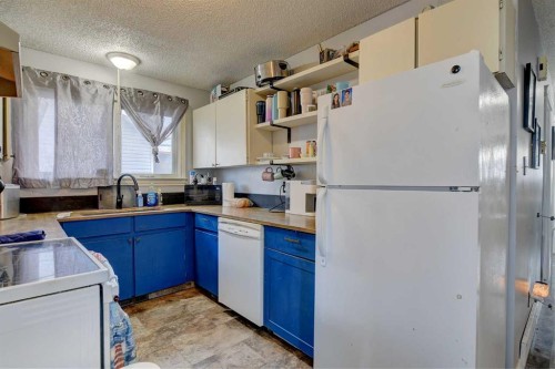 9809 98 Avenue, Sexsmith, AB - Indoor Photo Showing Kitchen
