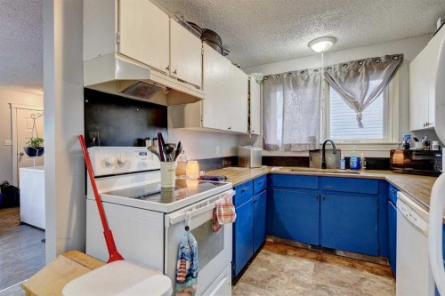 9809 98 Avenue, Sexsmith, AB - Indoor Photo Showing Kitchen