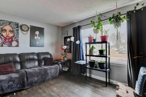 9809 98 Avenue, Sexsmith, AB - Indoor Photo Showing Living Room